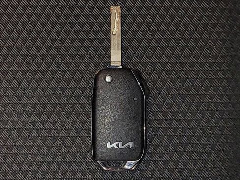 Used 2025 Kia Soul LX w/ LX Technology Package FWD image 32