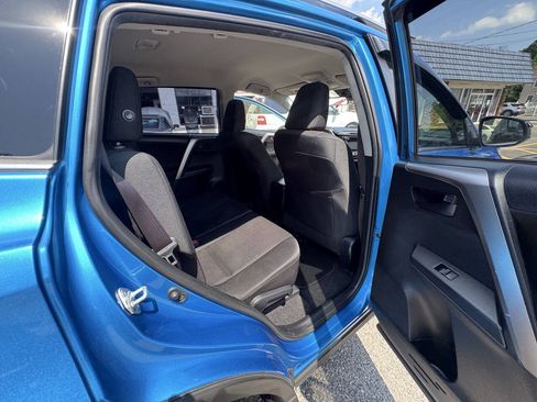 Used 2018 Toyota RAV4 LE AWD/4WD image 39