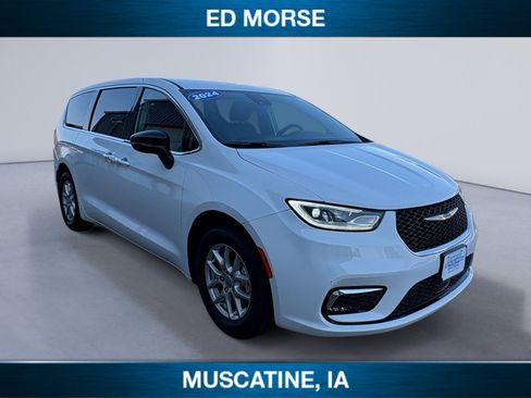 Used 2024 Chrysler Pacifica Touring-L FWD image 7