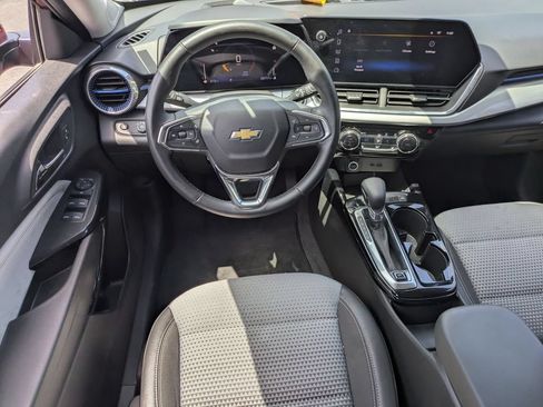 Used 2025 Chevrolet Trax LT w/ LT Convenience Package FWD image 25