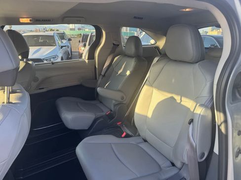 Used 2021 Toyota Sienna XLE FWD image 5