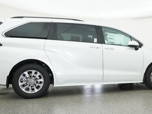New 2026 Toyota Sienna XLE FWD image 15