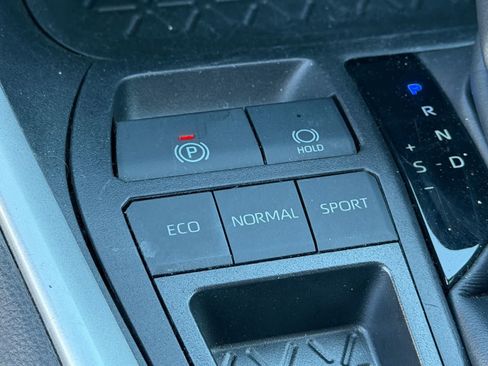 Used 2024 Toyota RAV4 XLE FWD image 21