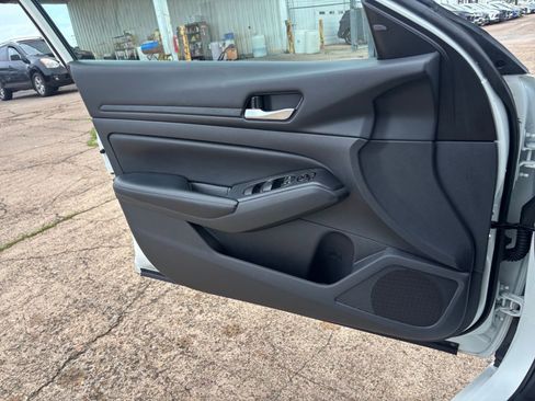 Used 2025 Nissan Altima 2.5 SV FWD image 18