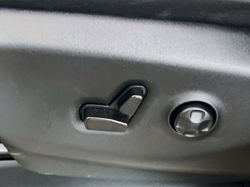 Used 2022 Chrysler Voyager LX image 18