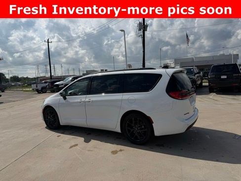 Used 2025 Chrysler Pacifica Limited FWD image 5