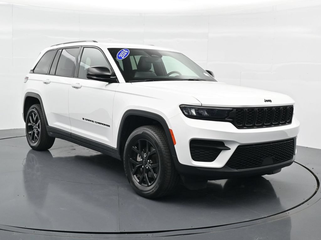 Used 2024 Jeep Grand Cherokee Altitude AWD/4WD image 3