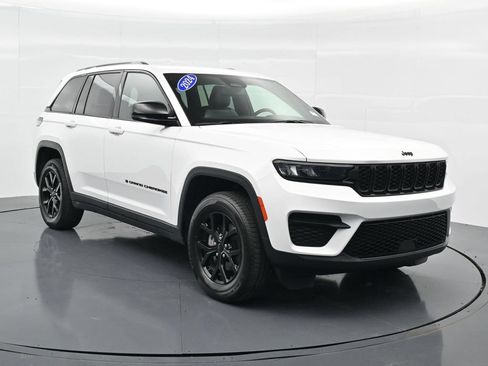 Used 2024 Jeep Grand Cherokee Altitude AWD/4WD image 3