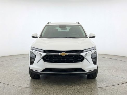 Used 2025 Chevrolet Trax LT w/ LT Convenience Package image 2