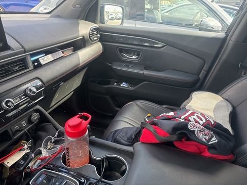 Used 2025 Honda Pilot Black Edition image 3