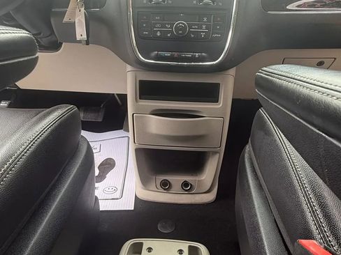 Used 2015 Chrysler Town & Country Touring w/ Driver Convenience Group image 21