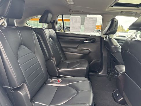 Used 2023 Toyota Highlander XLE image 29
