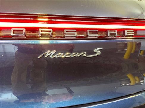 Certified 2022 Porsche Macan S AWD/4WD image 35