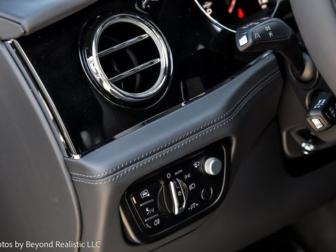 Used 2023 Bentley Bentayga Plug-In Hybrid AWD/4WD image 31