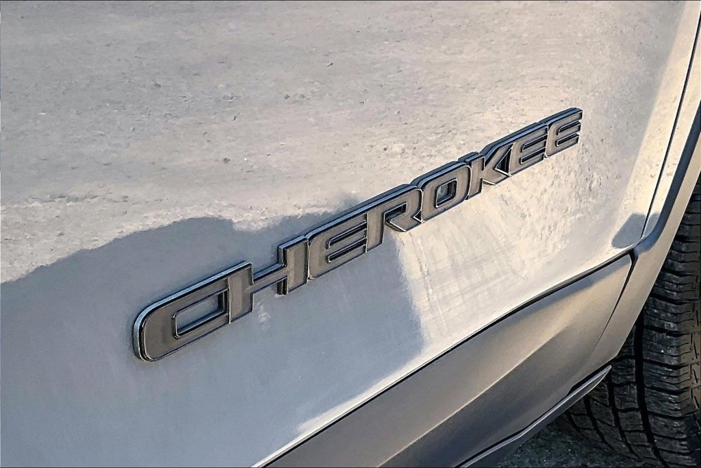 Used 2023 Jeep Cherokee Altitude Lux AWD/4WD image 11