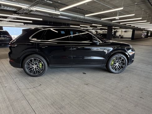 Used 2025 Porsche Cayenne Base image 5