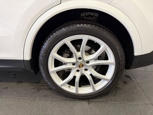 Used 2023 Porsche Cayenne Platinum Edition image 11