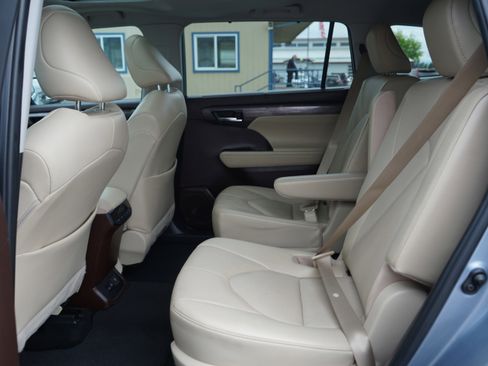 Used 2022 Toyota Highlander Limited image 26