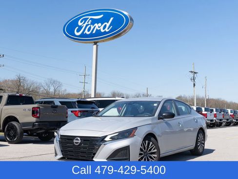 Used 2023 Nissan Altima 2.5 SV FWD image 2
