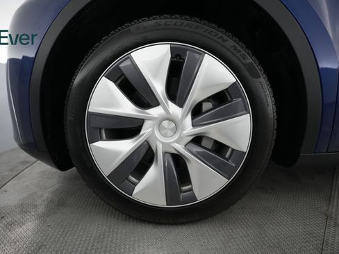 Used 2024 Tesla Model Y Long Range AWD/4WD image 18