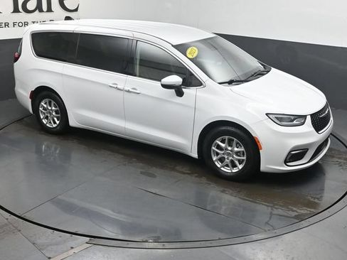 Used 2023 Chrysler Pacifica Touring-L FWD image 37