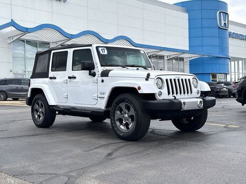 Used 2017 Jeep Wrangler Unlimited Sahara w/ Connectivity Group AWD/4WD image 3