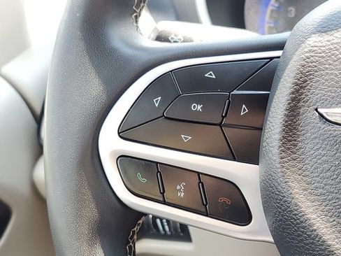 Used 2023 Chrysler Pacifica Touring-L FWD image 16
