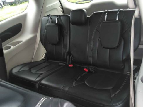 Used 2023 Chrysler Pacifica Touring-L FWD image 9