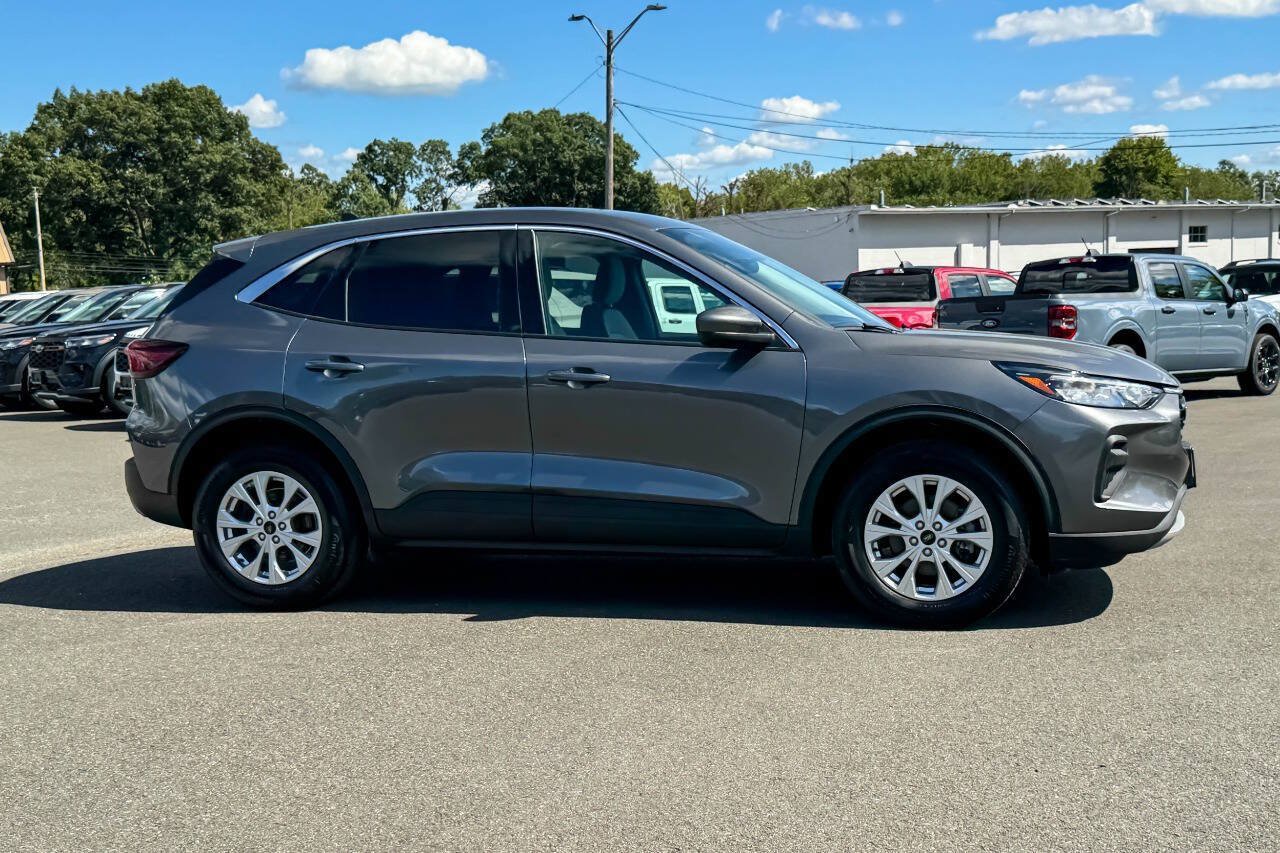 Used 2023 Ford Escape Active w/ Tech Pack #2 AWD/4WD image 2