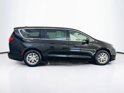 Used 2024 Chrysler Pacifica Touring-L FWD image 10