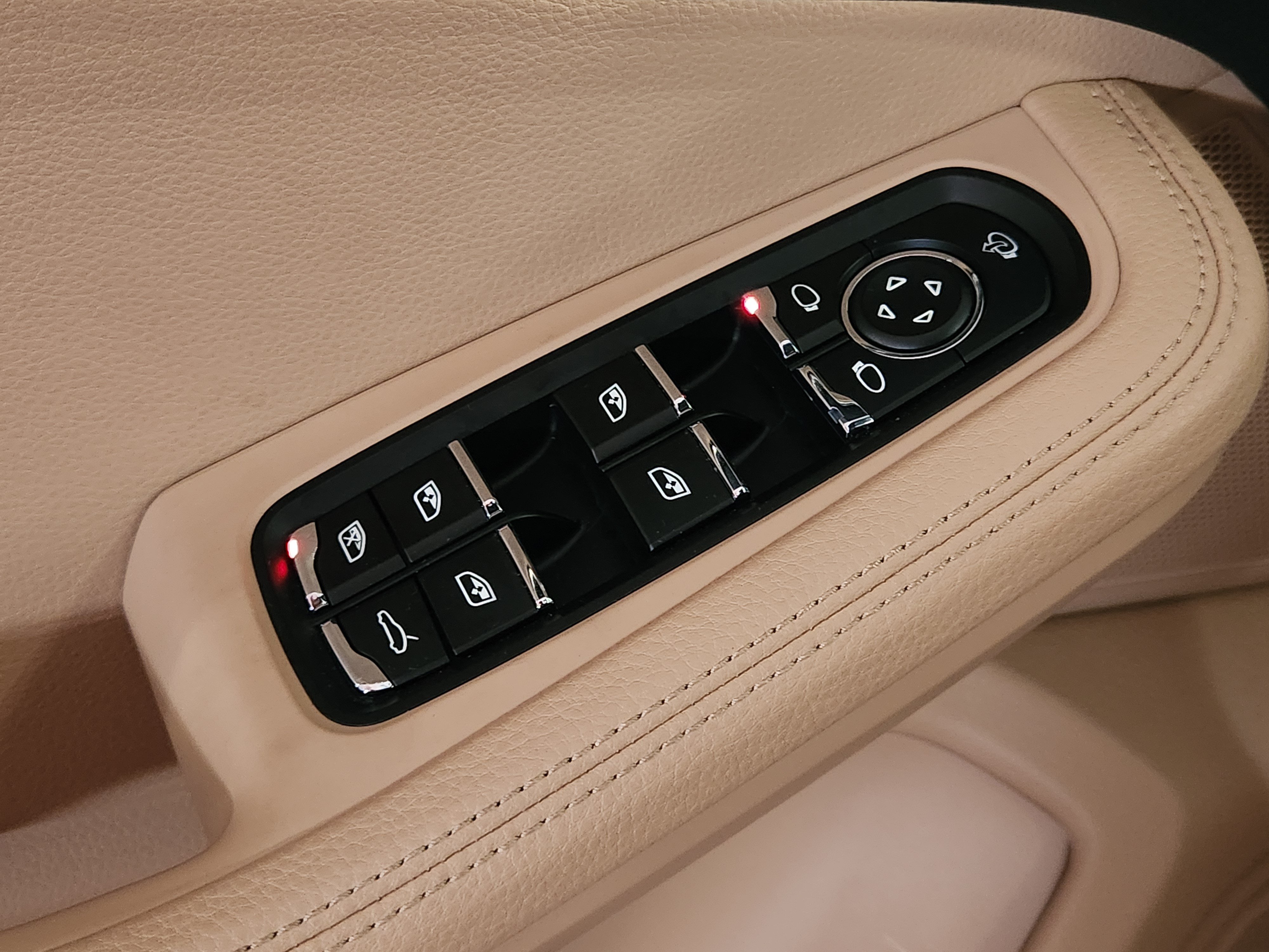 Certified 2026 Porsche Macan AWD/4WD image 25