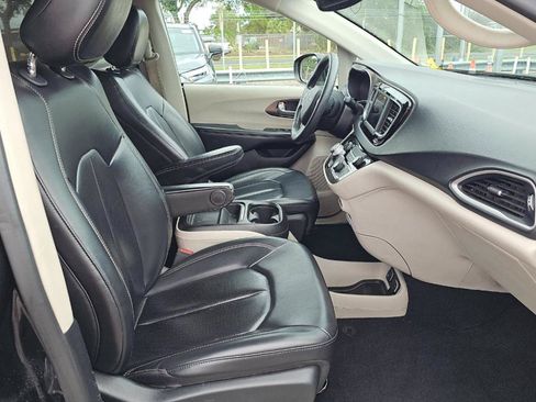 Used 2020 Chrysler Voyager Lxi FWD image 11