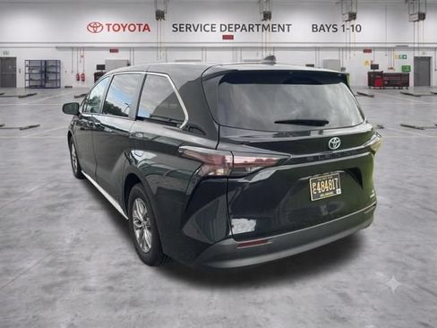 Used 2023 Toyota Sienna LE FWD image 5