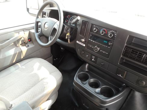 Used 2016 Chevrolet Express 2500 RWD image 26