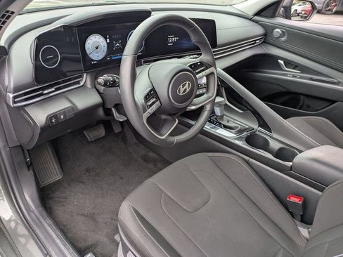 Used 2025 Hyundai Elantra SEL FWD image 17