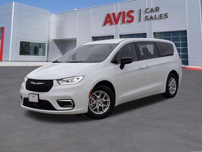 Used 2025 Chrysler Pacifica Select