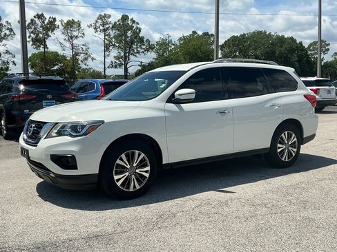 Used 2018 Nissan Pathfinder SV FWD image 2