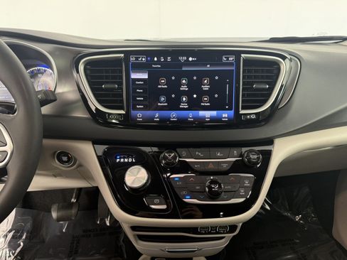 Used 2024 Chrysler Pacifica Touring-L FWD image 20