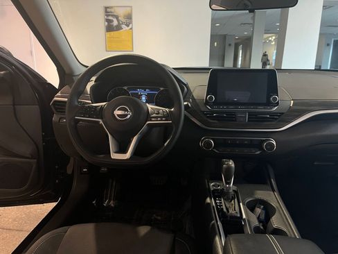 Used 2025 Nissan Altima 2.5 SV image 34