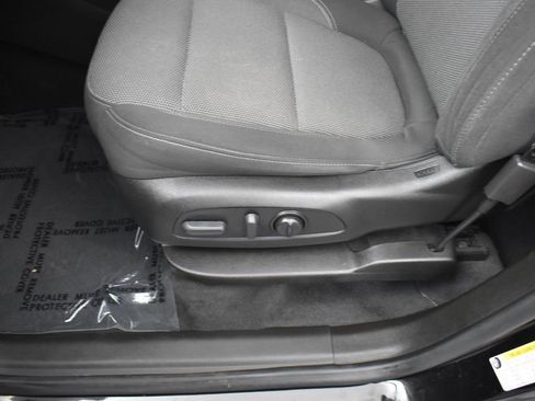 Used 2022 Chevrolet Traverse LT image 11