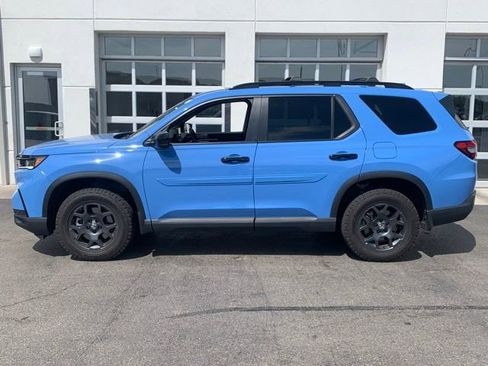 Used 2025 Honda Pilot TrailSport image 3