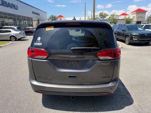 Used 2020 Chrysler Pacifica Limited w/ Advanced Safetytec Group FWD image 6