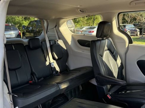 Used 2019 Chrysler Pacifica Touring-L FWD image 16
