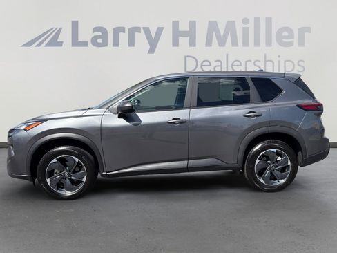 Used 2025 Nissan Rogue SV AWD/4WD image 2