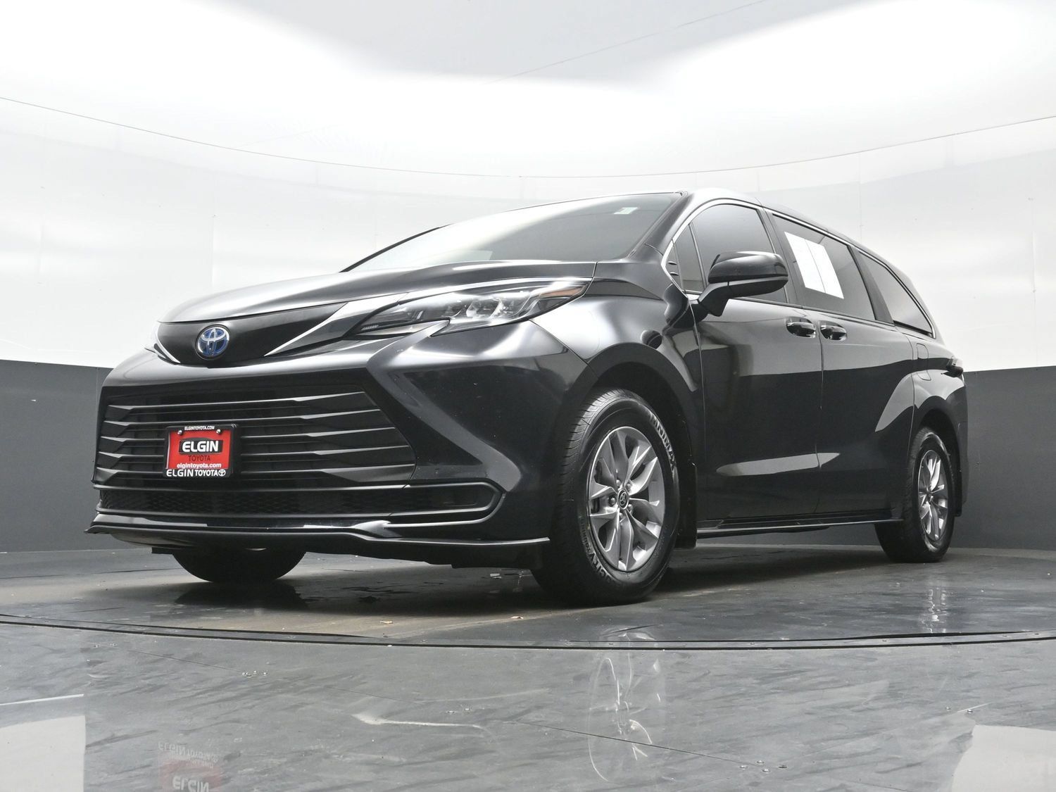 Used 2025 Toyota Sienna LE AWD/4WD image 29