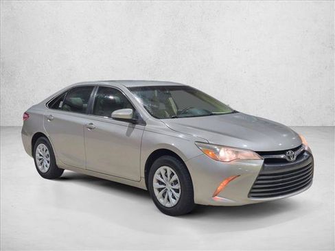 Used 2017 Toyota Camry LE FWD image 3