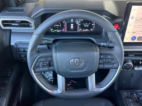 Certified 2025 Toyota Tacoma TRD Off-Road image 18