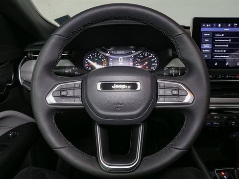 Used 2023 Jeep Compass Limited image 29