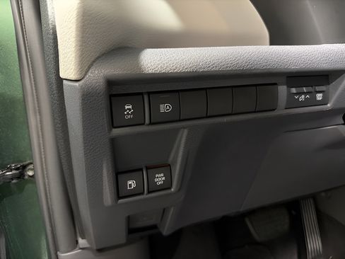 Used 2021 Toyota Sienna XLE FWD image 15