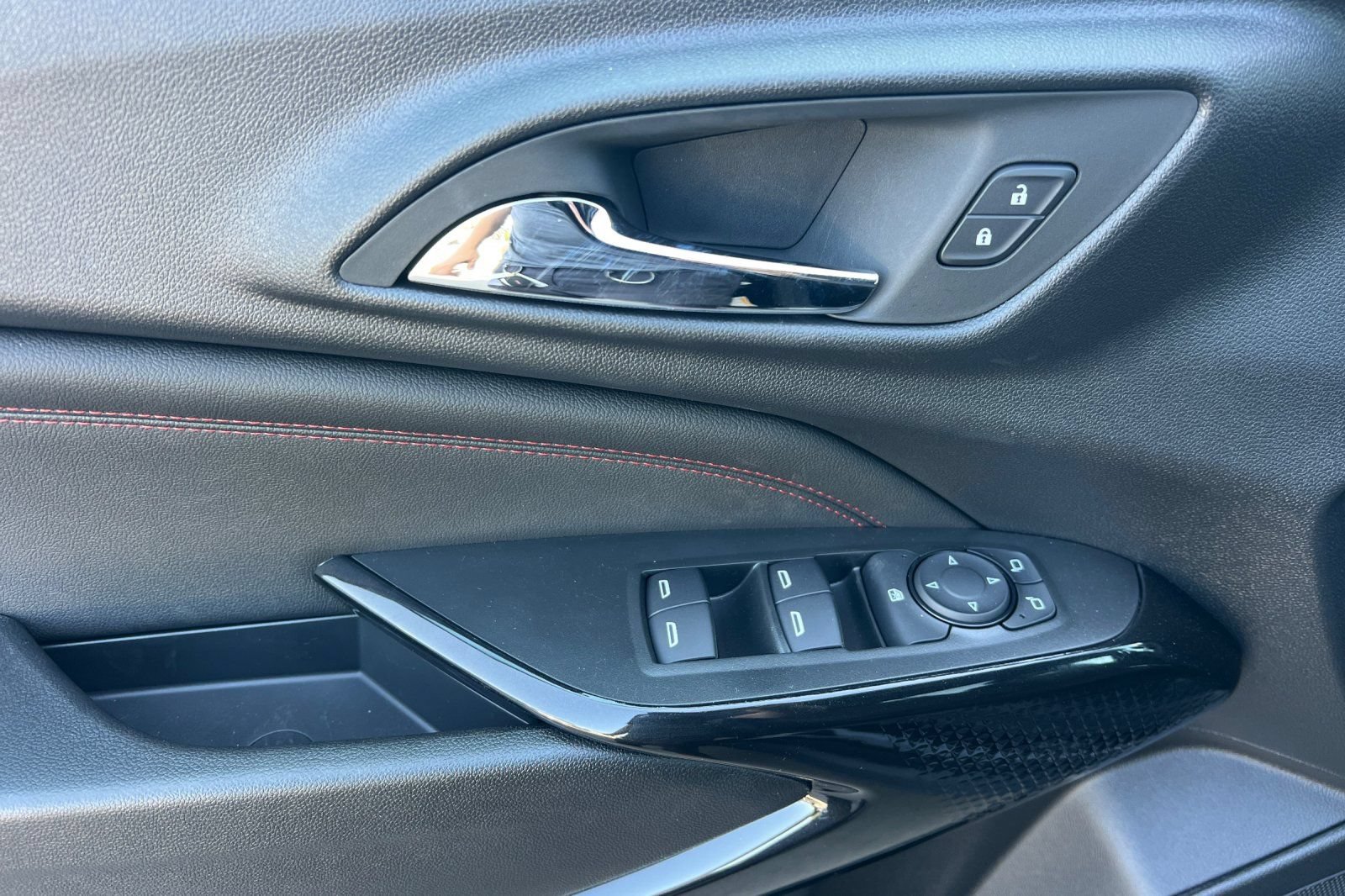New 2026 Chevrolet Trax RS w/ Sunroof Package FWD image 8